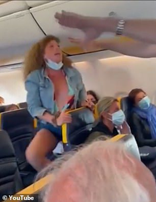 Son Dakika Havacılık Haberleri | Türk Hava Yolları, Pegasus, Sunexpress, Corendon, Havacılık, Havayolları, Havalimanları, Havaalanları, THY, Hostes, Pilot, Uçak, Kabin memuru, SHGM, DHMİ 43663977 9637251 Crew members intercept to escort the woman from the plane which a 10 1622480104005