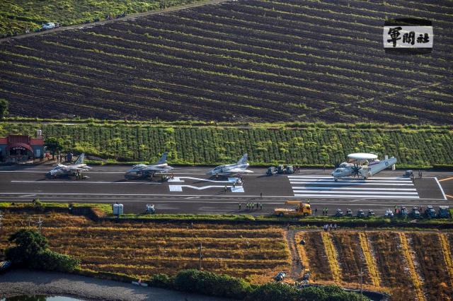 Son Dakika Havacılık Haberleri | Türk Hava Yolları, Pegasus, Sunexpress, Corendon, Havacılık, Havayolları, Havalimanları, Havaalanları, THY, Hostes, Pilot, Uçak, Kabin memuru, SHGM, DHMİ tayvan savas ucaklari otoyola kurulan gecici 11 14396552 o