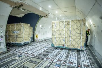 30 beyaz gergedan B747 ile Ruanda’ya taşındı 6 Haberler B747 Son Dakika Havacılık Haberleri | Türk Hava Yolları, Pegasus, Sunexpress, Corendon, Havacılık, Havayolları, Havalimanları, Havaalanları, THY, Hostes, Pilot, Uçak, Kabin memuru, SHGM, DHMİ Rhinos being offloaded from aircraft in Kigali © Gael Vande Weghe African Parks 1000x667 1