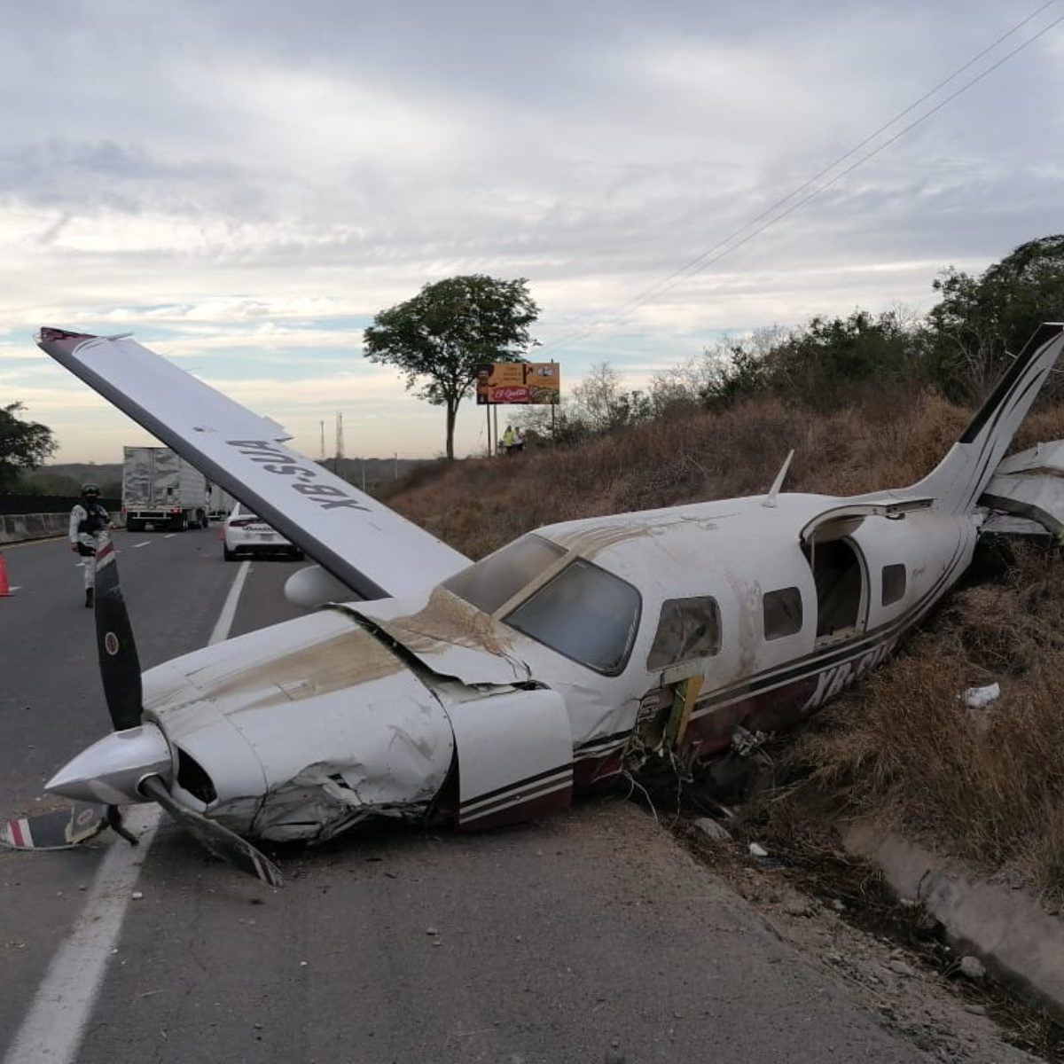 Havada arızalan cessna otoyola acil iniş yaptı 2 Haberler cessna Son Dakika Havacılık Haberleri | Türk Hava Yolları, Pegasus, Sunexpress, Corendon, Havacılık, Havayolları, Havalimanları, Havaalanları, THY, Hostes, Pilot, Uçak, Kabin memuru, SHGM, DHMİ Small plane crashes on the Mazatlan – Culiacan highway in
