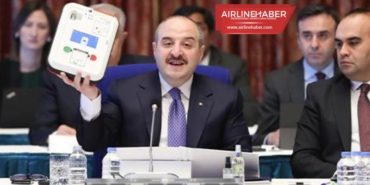 Bakan Varank, Milli Muharip Uçak’ın görev bilgisayarını TBMM’de tanıttı