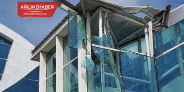 Lion Air B737, taksi sırasında terminal binasına çarptı