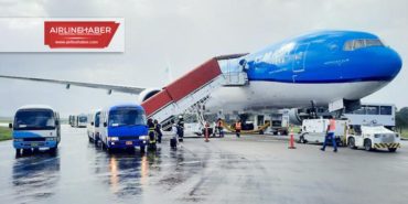 KLM B773 iniş sırasında lastikleri patladı