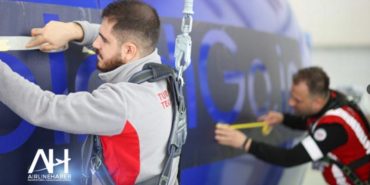 TC-LKD tescilli Boeing 777 uçağını IndiGo Hava Yolları rengine boyanıyor