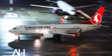 Rüzgarda savrulan araç Türk Hava Yolları uçağına çarptı