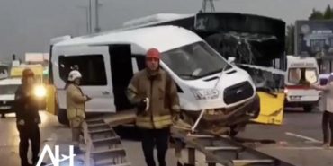 İETT otobüsü ile havalimanı personelini taşıyan servis minibüsü çarpıştı