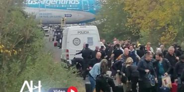 Aerolineas uçağı bomba ihbarı nedeniyle pistte tahliye edildi