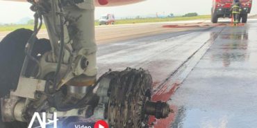 Havaalanında korku dolu anlar. İniş sırasında iki lastiği patladı