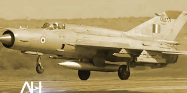 MiG-21 savaş uçağı evin üzerine düştü Üç sivil hayatını kaybetti