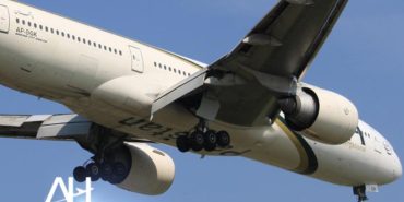 PIA B772’nin iniş sırasında lastiği patladı