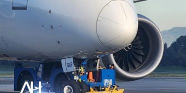 Push back aracı uçağın altında kaldı