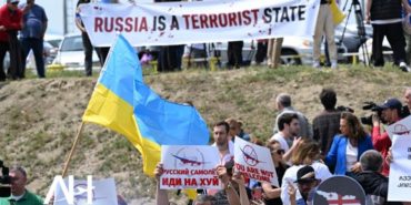 Rus yolcu uçağı havalimanı’nda protestoyla karşılandı