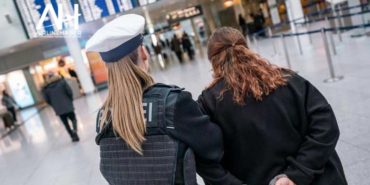 Uçakta çırılçıplak soyunan kadın ortalığı birbirine kattı