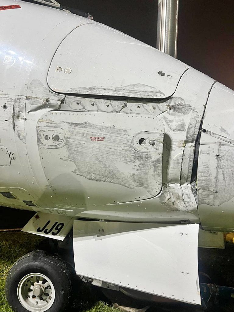 Uçak, Fren Sorunu Nedeniyle Bayrak Direklerine Çarptı 6 Haberler Uçak Son Dakika Havacılık Haberleri | Türk Hava Yolları, Pegasus, Sunexpress, Corendon, Havacılık, Havayolları, Havalimanları, Havaalanları, THY, Hostes, Pilot, Uçak, Kabin memuru, SHGM, DHMİ Plane dents nose against flagpoles after pilot ‘forgets to put brakes on 2