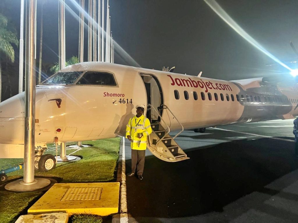 Uçak, Fren Sorunu Nedeniyle Bayrak Direklerine Çarptı 5 Haberler Uçak Son Dakika Havacılık Haberleri | Türk Hava Yolları, Pegasus, Sunexpress, Corendon, Havacılık, Havayolları, Havalimanları, Havaalanları, THY, Hostes, Pilot, Uçak, Kabin memuru, SHGM, DHMİ Plane dents nose against flagpoles after pilot ‘forgets to put brakes on 3