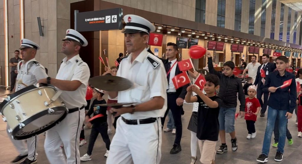 Çukurova Havalimanı’nda Cumhuriyet Coşkusu Gökyüzüne Taştı 5 Haberler Çukurova Son Dakika Havacılık Haberleri | Türk Hava Yolları, Pegasus, Sunexpress, Corendon, Havacılık, Havayolları, Havalimanları, Havaalanları, THY, Hostes, Pilot, Uçak, Kabin memuru, SHGM, DHMİ Cukurova Uluslararasi Havalimani Kutlama 4