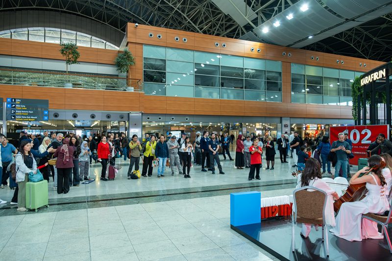 Cumhuriyet'in 102. yaşı Sabiha Gökçen Havalimanı'nda coşkuyla kutlandı 4 Haberler Sabiha Gökçen Son Dakika Havacılık Haberleri | Türk Hava Yolları, Pegasus, Sunexpress, Corendon, Havacılık, Havayolları, Havalimanları, Havaalanları, THY, Hostes, Pilot, Uçak, Kabin memuru, SHGM, DHMİ ISG 29 Ekim 2