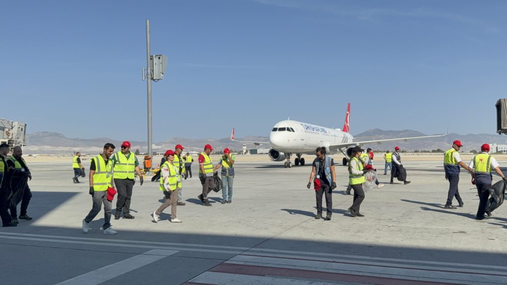 Ercan Havalimanı’nda FOD yürüyüşü gerçekleştirildi 8 Haberler Ercan Son Dakika Havacılık Haberleri | Türk Hava Yolları, Pegasus, Sunexpress, Corendon, Havacılık, Havayolları, Havalimanları, Havaalanları, THY, Hostes, Pilot, Uçak, Kabin memuru, SHGM, DHMİ FOD yuruyusu 3