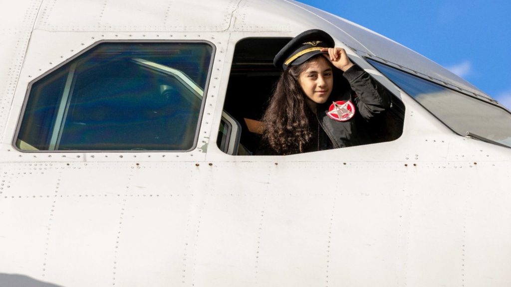 TUSAŞ Şehidinin Kızı Kanseri Yendi, Pilot Koltuğuna Oturdu 4 Haberler TUSAŞ Son Dakika Havacılık Haberleri | Türk Hava Yolları, Pegasus, Sunexpress, Corendon, Havacılık, Havayolları, Havalimanları, Havaalanları, THY, Hostes, Pilot, Uçak, Kabin memuru, SHGM, DHMİ TUSAS Sehidinin Kizi Kanseri Yendi Pilot Koltuguna Oturdu4