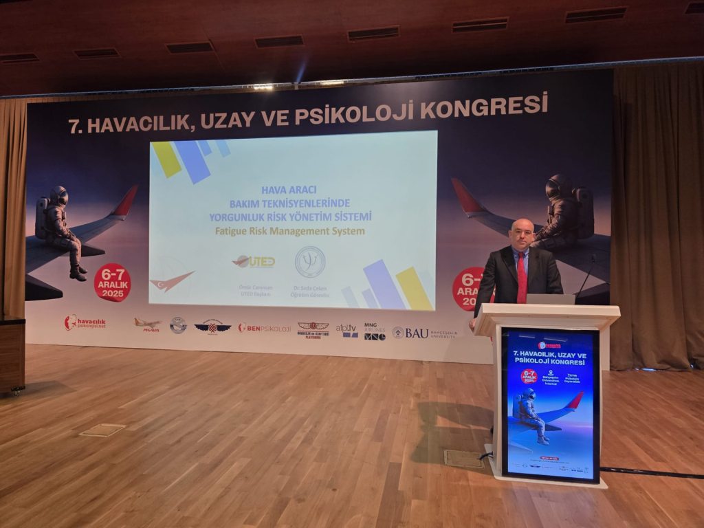 Uçak Teknisyenleri Derneği (UTED), 7. HUP (Hava, Uzay ve Psikoloji Kongresi) Kongresi'nde sunduğu önemli bir konuyla Sivil havacılık sektöründe bir ilke imza attı: FRMS (Fatigue Risk Management System - Yorgunluk Riski Yönetim Sistemi).

Bu adım, sadece havacılık emniyeti açısından değil, aynı zamanda teknisyenlerin mesleki geleceği ve refahı için de kritik bir dönüm noktasıdır.

Dernek Başkanı Ömür Caninsan sunumunda ; “FRMS, Teknisyenlerin sadece "iş gücü" değil, aynı zamanda risk yönetimi süreçlerinin aktif bir paydaşı olarak görülmesini sağlamaktadır. Bu çalışma, Türk hava aracı bakım teknisyenlerinin çalışma koşullarının ve mesleki standartlarının iyileştirilmesi yolunda atılmış cesur ve bilimsel temelli bir adımdır. Bir sonraki aşama bilim kurulları temelli analiz ve veriler ile işverenler ve SHGM ile ortak çalışma grupları eşliğinde sektörümüz ve teknisyenlerimiz için en doğru süreç yönetimini yapmak olacaktır. Bugün biz tohumları attık, filizlenmesini ve meyve vermesini hep birlikte izleyeceğiz.”

 Teknisyenlerin Geleceği İçin Neden Önemli?

Hava Aracı Bakım Teknisyenleri, uçuş emniyetinin sağlanmasında hayati bir role sahiptir. Uçakların bakımı ve onarımı sırasındaki en ufak bir hata dahi, telafisi mümkün olmayan sonuçlar doğurabilir. Çalışma saatlerinin düzensizliği, yoğun iş yükü ve vardiyalı sistem gibi faktörler, teknisyenlerde yorgunluk riskini ciddi ölçüde artırmaktadır.

İş Güvenliği ve Sağlık: FRMS, yorgunluğun bilimsel yöntemlerle yönetilmesini sağlayarak, teknisyenlerin daha güvenli ve sağlıklı koşullarda çalışmasına olanak tanır.

Mesleki İtibarın Yükselmesi: Yorgunluk riskinin profesyonelce yönetildiği bir çalışma ortamı, teknisyenlik mesleğinin kalitesini ve itibarını yükseltecektir.

Uluslararası Standartlara Uyum: FRMS, uluslararası havacılık otoriteleri (ICAO, EASA, FAA) tarafından giderek daha fazla benimsenen bir standarttır. Bu konunun bilimsel platforma taşınması, Türkiye havacılığının bu küresel standartlara hızla uyum sağlaması anlamına gelir.