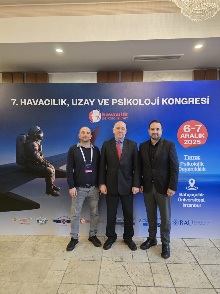 Uçak Teknisyenleri Derneği (UTED), 7. HUP (Hava, Uzay ve Psikoloji Kongresi) Kongresi'nde sunduğu önemli bir konuyla Sivil havacılık sektöründe bir ilke imza attı: FRMS (Fatigue Risk Management System - Yorgunluk Riski Yönetim Sistemi).

Bu adım, sadece havacılık emniyeti açısından değil, aynı zamanda teknisyenlerin mesleki geleceği ve refahı için de kritik bir dönüm noktasıdır.

Dernek Başkanı Ömür Caninsan sunumunda ; “FRMS, Teknisyenlerin sadece "iş gücü" değil, aynı zamanda risk yönetimi süreçlerinin aktif bir paydaşı olarak görülmesini sağlamaktadır. Bu çalışma, Türk hava aracı bakım teknisyenlerinin çalışma koşullarının ve mesleki standartlarının iyileştirilmesi yolunda atılmış cesur ve bilimsel temelli bir adımdır. Bir sonraki aşama bilim kurulları temelli analiz ve veriler ile işverenler ve SHGM ile ortak çalışma grupları eşliğinde sektörümüz ve teknisyenlerimiz için en doğru süreç yönetimini yapmak olacaktır. Bugün biz tohumları attık, filizlenmesini ve meyve vermesini hep birlikte izleyeceğiz.”

 Teknisyenlerin Geleceği İçin Neden Önemli?

Hava Aracı Bakım Teknisyenleri, uçuş emniyetinin sağlanmasında hayati bir role sahiptir. Uçakların bakımı ve onarımı sırasındaki en ufak bir hata dahi, telafisi mümkün olmayan sonuçlar doğurabilir. Çalışma saatlerinin düzensizliği, yoğun iş yükü ve vardiyalı sistem gibi faktörler, teknisyenlerde yorgunluk riskini ciddi ölçüde artırmaktadır.

İş Güvenliği ve Sağlık: FRMS, yorgunluğun bilimsel yöntemlerle yönetilmesini sağlayarak, teknisyenlerin daha güvenli ve sağlıklı koşullarda çalışmasına olanak tanır.

Mesleki İtibarın Yükselmesi: Yorgunluk riskinin profesyonelce yönetildiği bir çalışma ortamı, teknisyenlik mesleğinin kalitesini ve itibarını yükseltecektir.

Uluslararası Standartlara Uyum: FRMS, uluslararası havacılık otoriteleri (ICAO, EASA, FAA) tarafından giderek daha fazla benimsenen bir standarttır. Bu konunun bilimsel platforma taşınması, Türkiye havacılığının bu küresel standartlara hızla uyum sağlaması anlamına gelir.