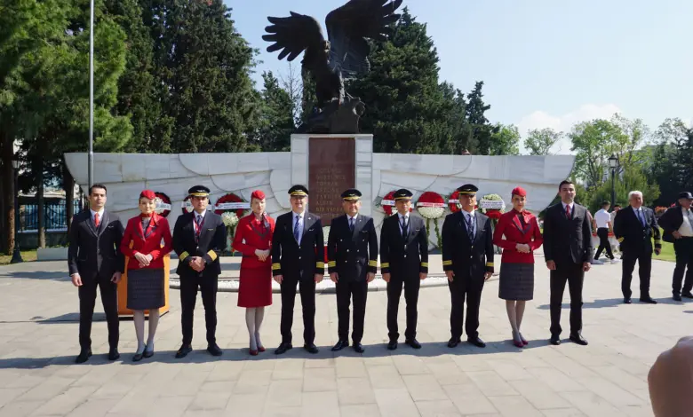 Son Dakika Havacılık Haberleri | Türk Hava Yolları, Pegasus, Sunexpress, Corendon, Havacılık, Havayolları, Havalimanları, Havaalanları, THY, Hostes, Pilot, Uçak, Kabin memuru, SHGM, DHMİ 15 Mayis Hava Sehitleri Edirnekapi Sehitliginde Anildi1